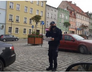 Policjant sprawdzający osoby w kwarantannie domowej