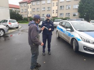 Policjantka rozmawia z mężczyzną