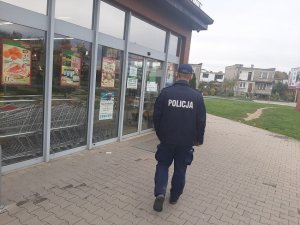 Policjant kontroluje sklep