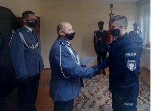 Komendant gratuluje nowemu policjantowi