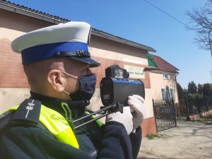 Policjant mierzący prędkość na drodze