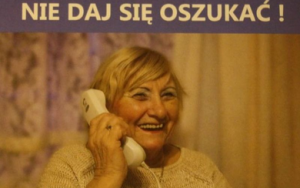 Seniorka rozmawia przez telefon