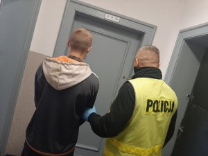 Policjant z zatrzymanym