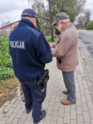 Policjant rozmawia z seniorem