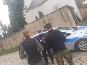 Policjantka legitymuje dwóch mężczyzn