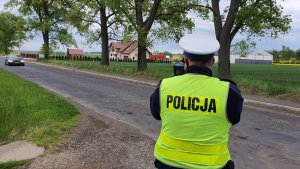 Policjant dokonujący pomiaru prędkości