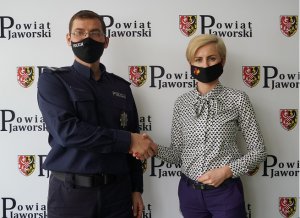 p.o. Komendanta Powiatowego Policji w Jaworze mł.insp. Artur Bujak i Starosta Powiatu Jaworskiego Pani Aneta Kucharzyk