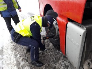 Dzielnicowi z jaworskiej komendy pomogli kierowcy TIR-a.