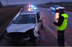 Groźne zdarzenie drogowe na S3. Policja apeluje do kierowców o ostrożność.