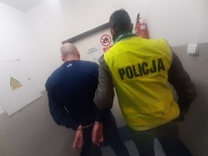 Kolejne osoby ukrywające się przed wymiarem sprawiedliwości, trafiły w ręce jaworskich policjantów