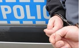 Groził sąsiadowi i zniszczył mu drzwi. Teraz będzie tłumaczył się przed sądem.