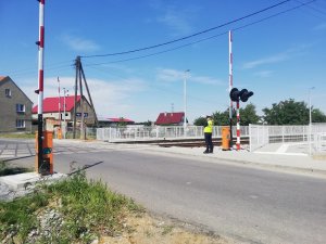Przejeżdżasz pojazdem przez torowisko. Zrób to bezpiecznie, aby nie doprowadzić do wypadku.