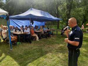 O bezpieczeństwie z seniorami bolkowskiego Stowarzyszenia Emerytów, Rencistów i Przyjaciół „Stokrotka”.