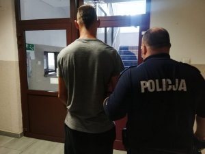 Jaworscy policjanci zatrzymali 23-latka podejrzanego o dokonanie kilku przestępstw.