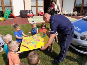 Profilaktyk z jaworskiej komendy z wizytą w żłobku w Postolicach