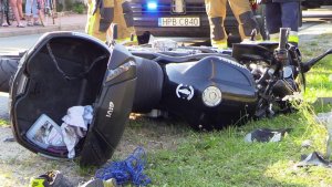 Nietrzeźwy motocyklista bez uprawnień uderzył w słup energetyczny. Policjanci apelują o ostrożność i zachowanie trzeźwości na drodze!