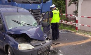 Osobówką w TIR-a. Policja apeluje do kierowców o ostrożność.