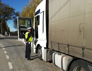 Akcja "TRUCK & BUS" - policjanci sprawdzają ciężarówki