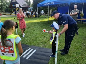 Bolkowscy policjanci rozmawiali o  bezpieczeństwie podczas pikniku w Lipie