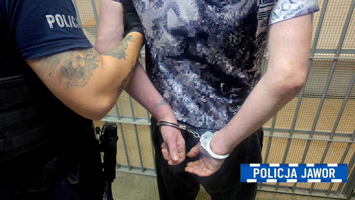 44-latek z ponad 3 promilami alkoholu spowodował kolizję i uszkodził znak
