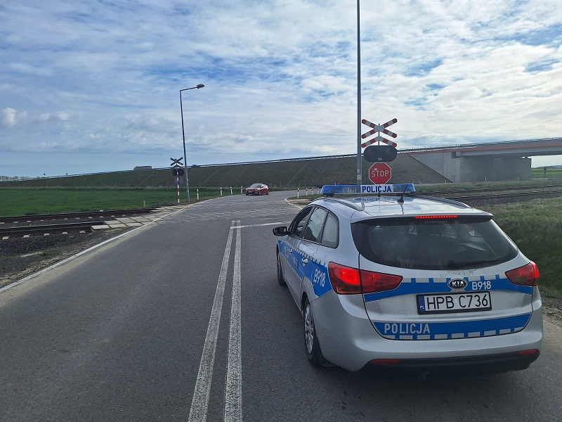 Policja w Jaworze przypomina o zasadach bezpieczeństwa na przejazdach kolejowych